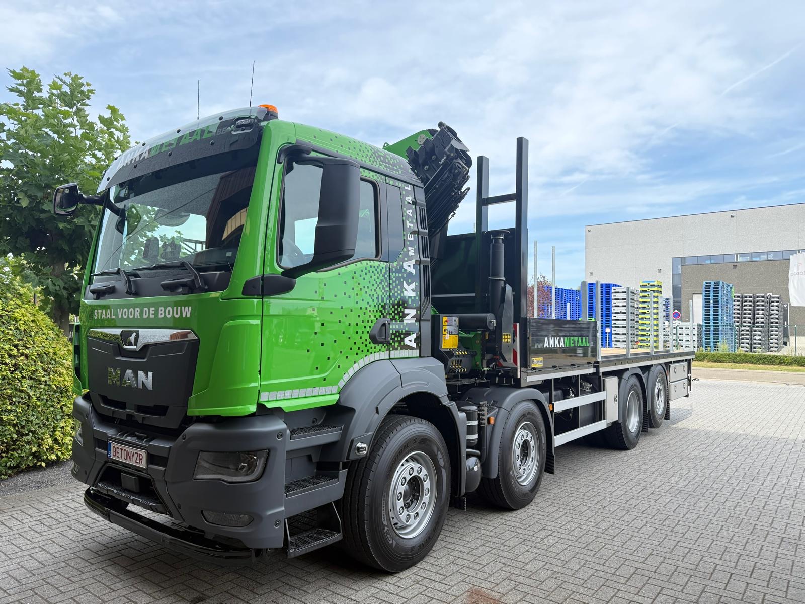 Vrachtwagen met laadkraan van Anka Metaal