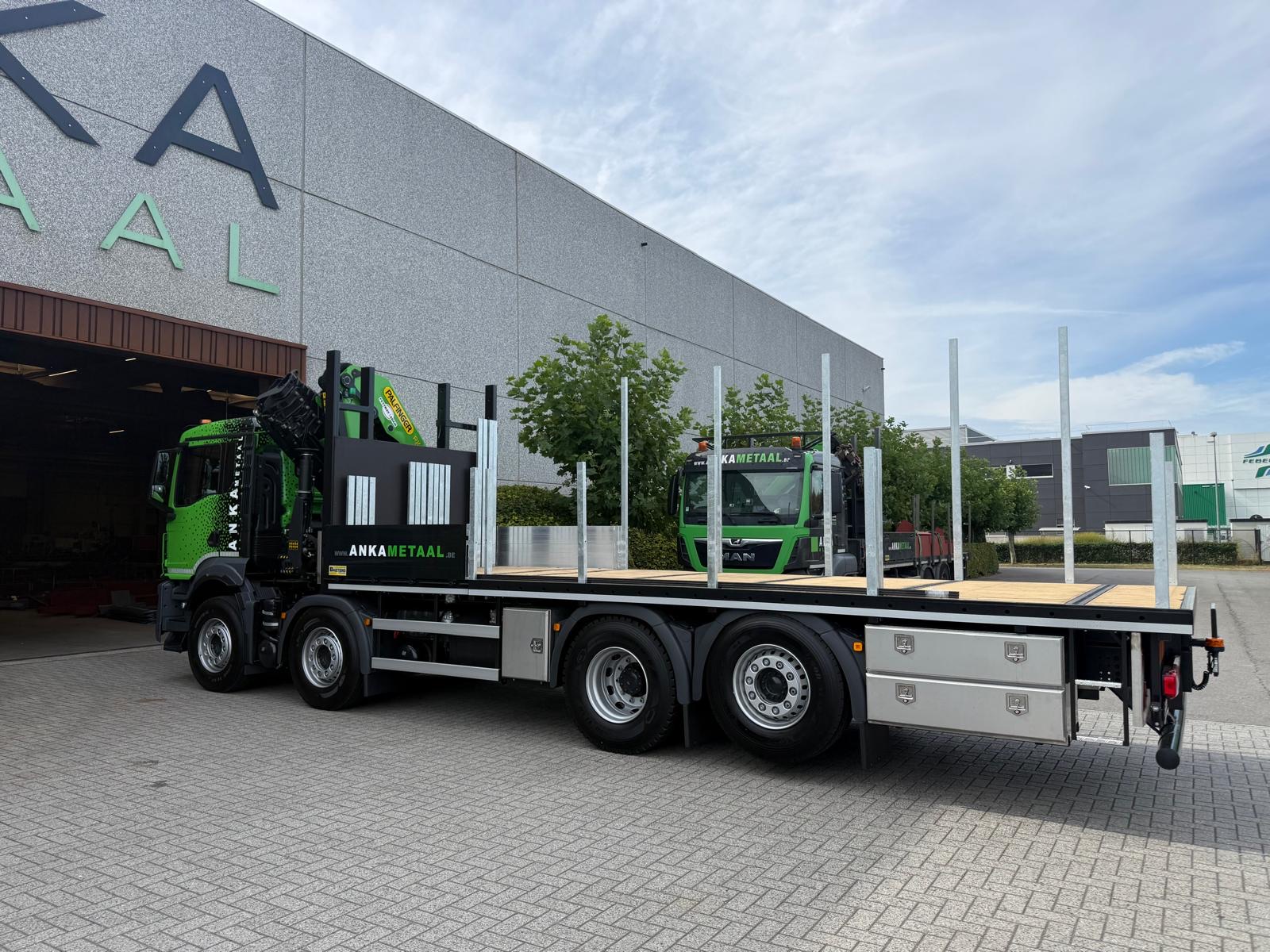 De nieuwe kraanwagen van Anka Metaal voor het gebouw in Sint-Niklaas