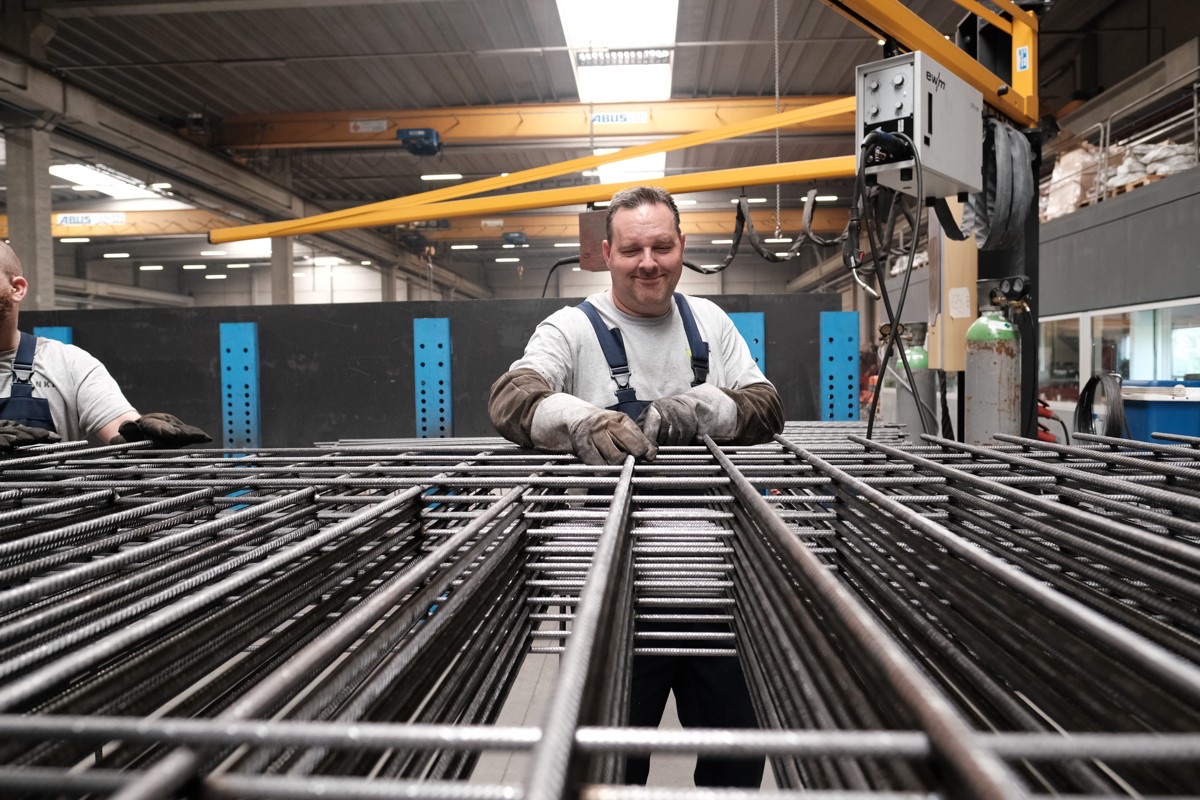 Medewerker van Anka Metaal tussen de wapeningskorven in het atelier